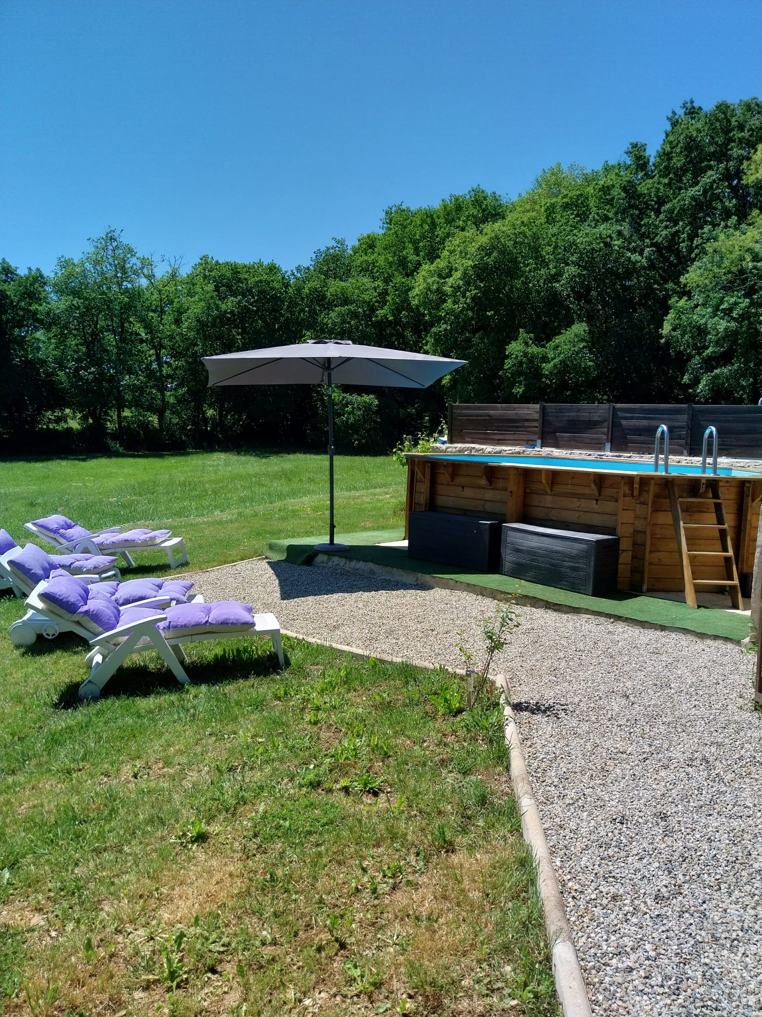 Ligbedden met zwembad